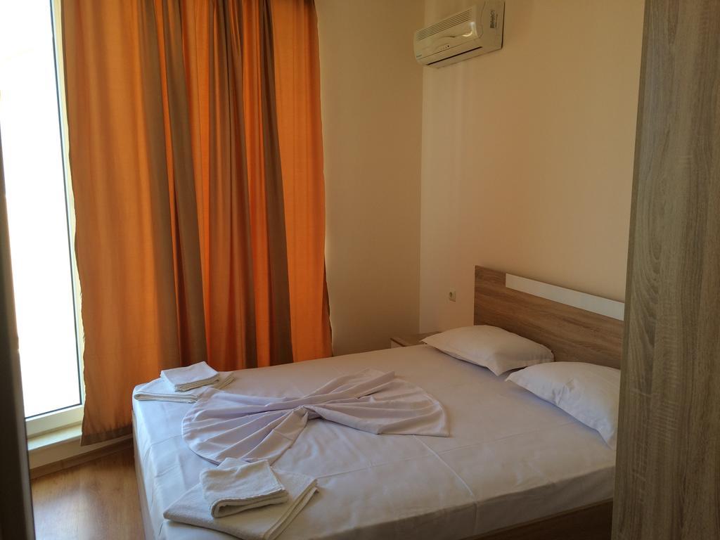 Golden Sea View Apartments Поморие Экстерьер фото